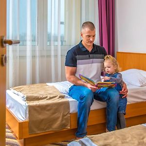 Pokój z dwoma pojedynczymi łóżkami